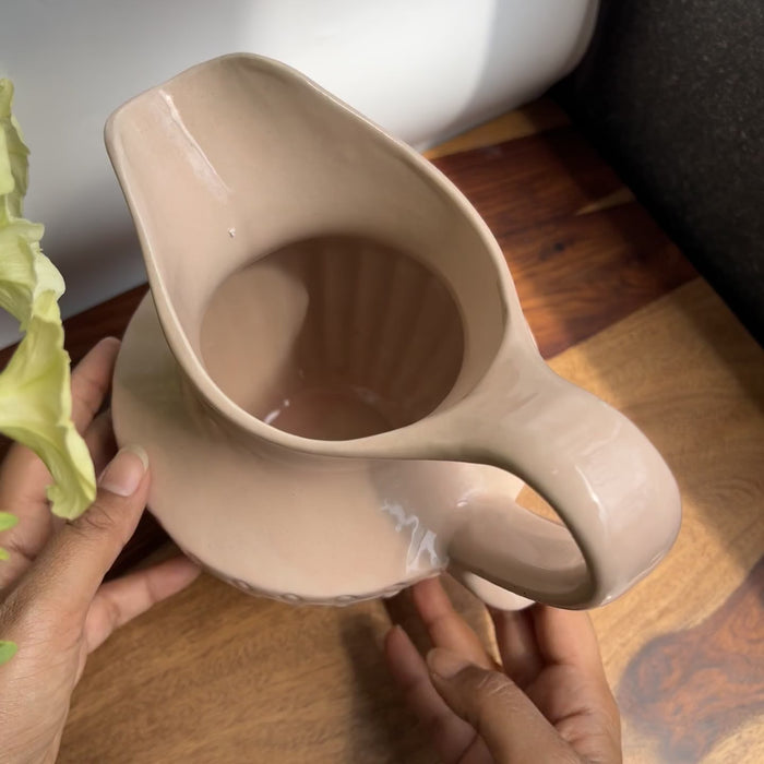 Product video of the pink ceramic jug showing the design and glossy shine.