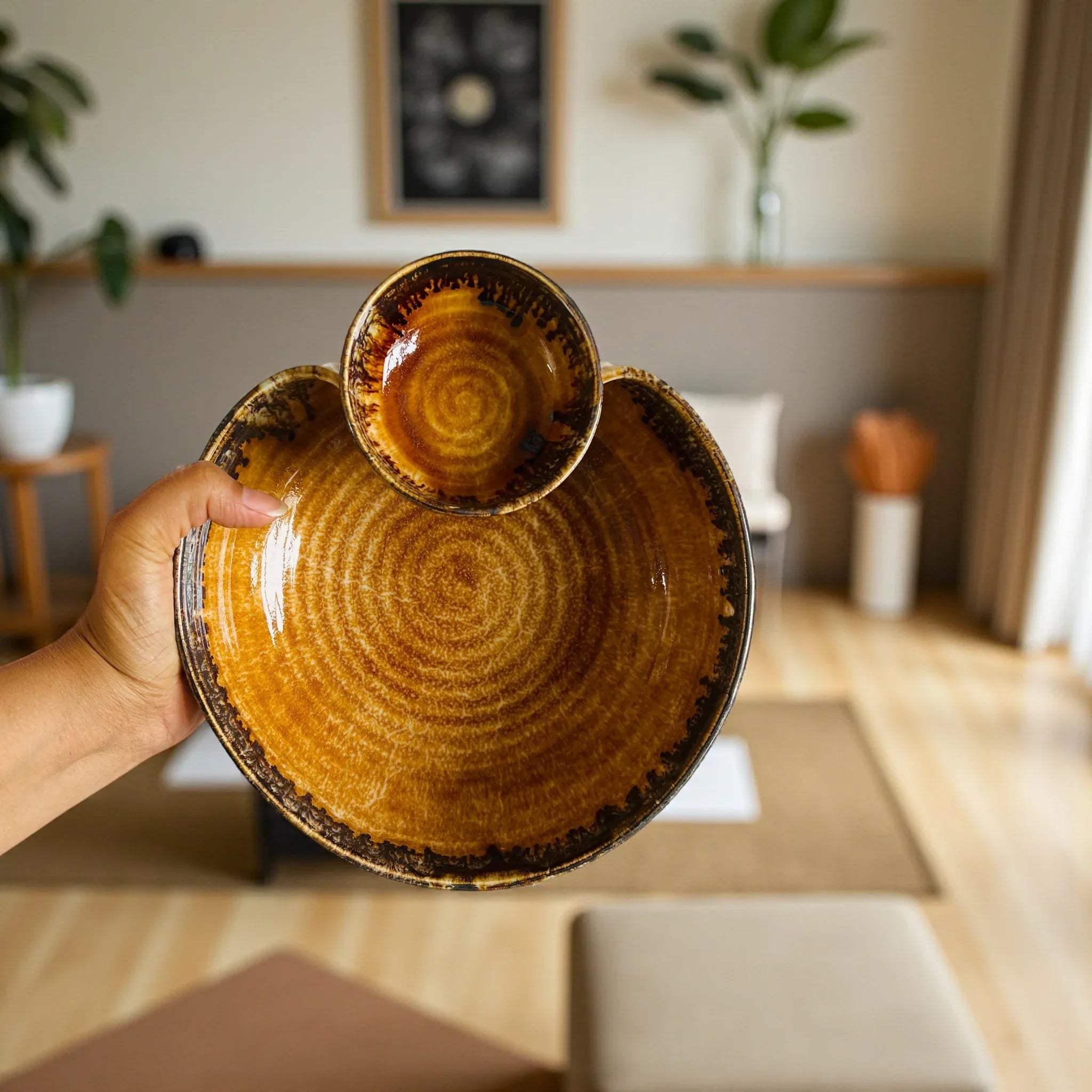 Hand holding a chip and dip bowl; showing the 900ml main capacity and the integrated 3.5" dip compartment.